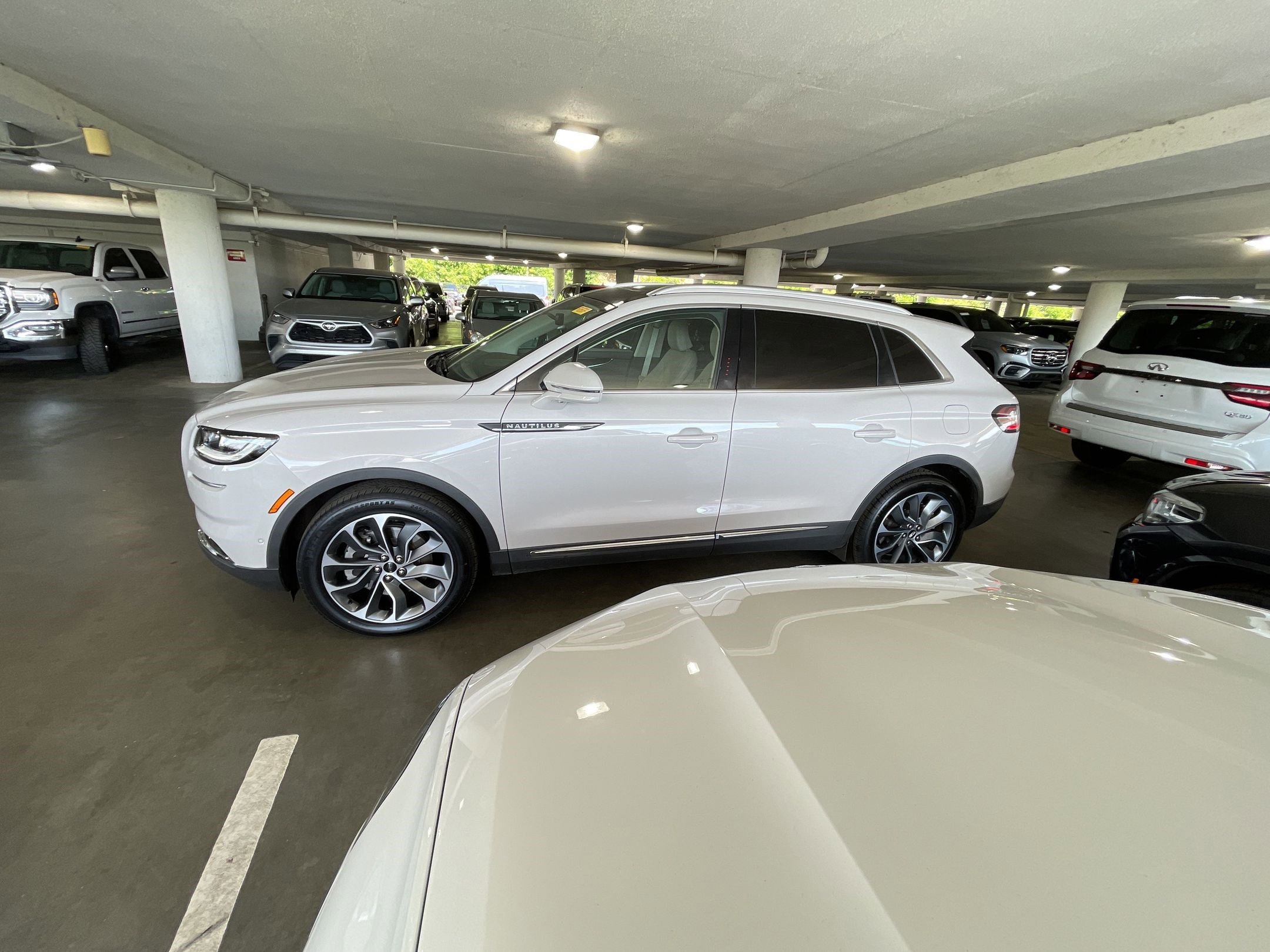 Used 2022 Lincoln Nautilus Reserve w/ Equipment Group 201A AWD/4WD image 2