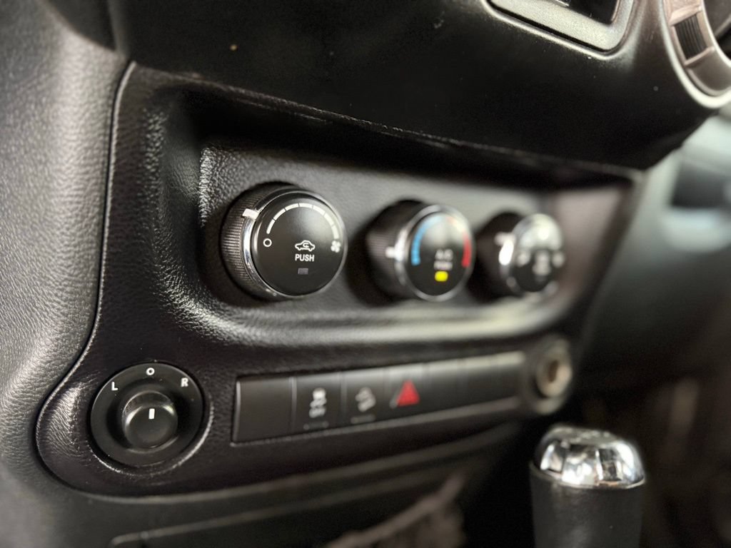 Used 2018 Jeep Wrangler Unlimited Sport S AWD/4WD image 30
