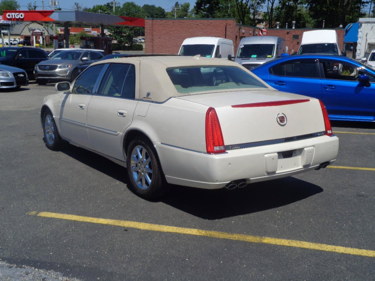 Used 2011 Cadillac DTS Luxury FWD image 4