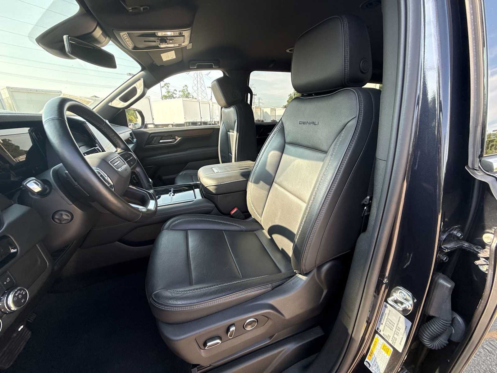 Certified 2025 GMC Yukon Denali AWD/4WD image 18