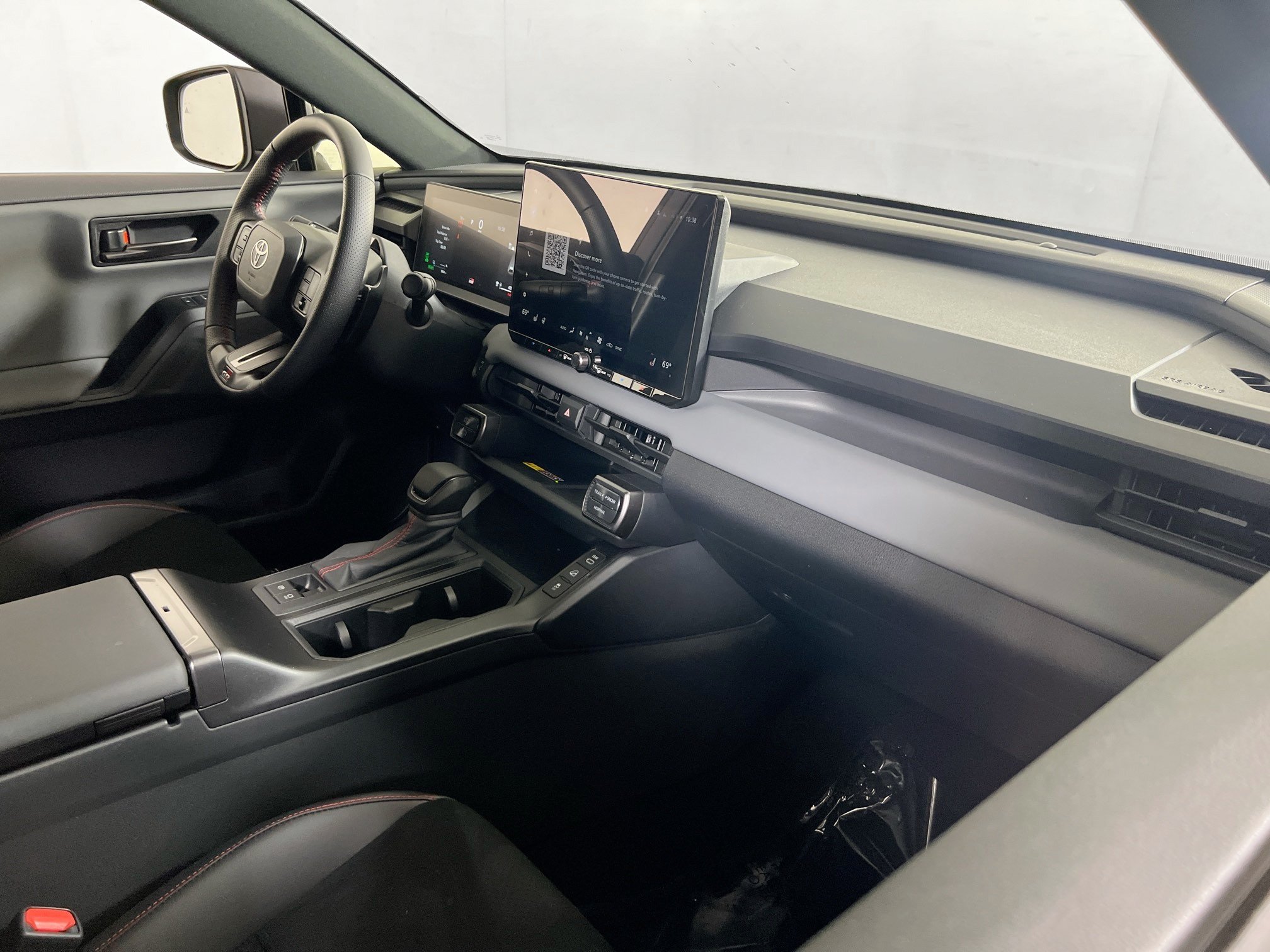 Used 2026 Toyota RAV4 AWD Plug-in Hybrid image 28