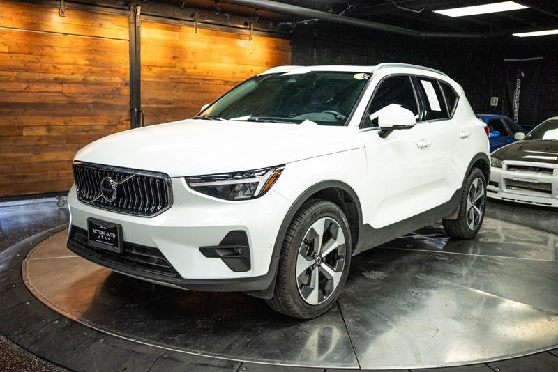 Used 2024 Volvo XC40 B5 Plus image 2