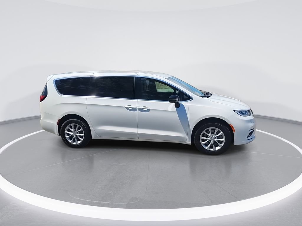Used 2025 Chrysler Pacifica Select w/ Uconnect Theater Family Group AWD/4WD image 9