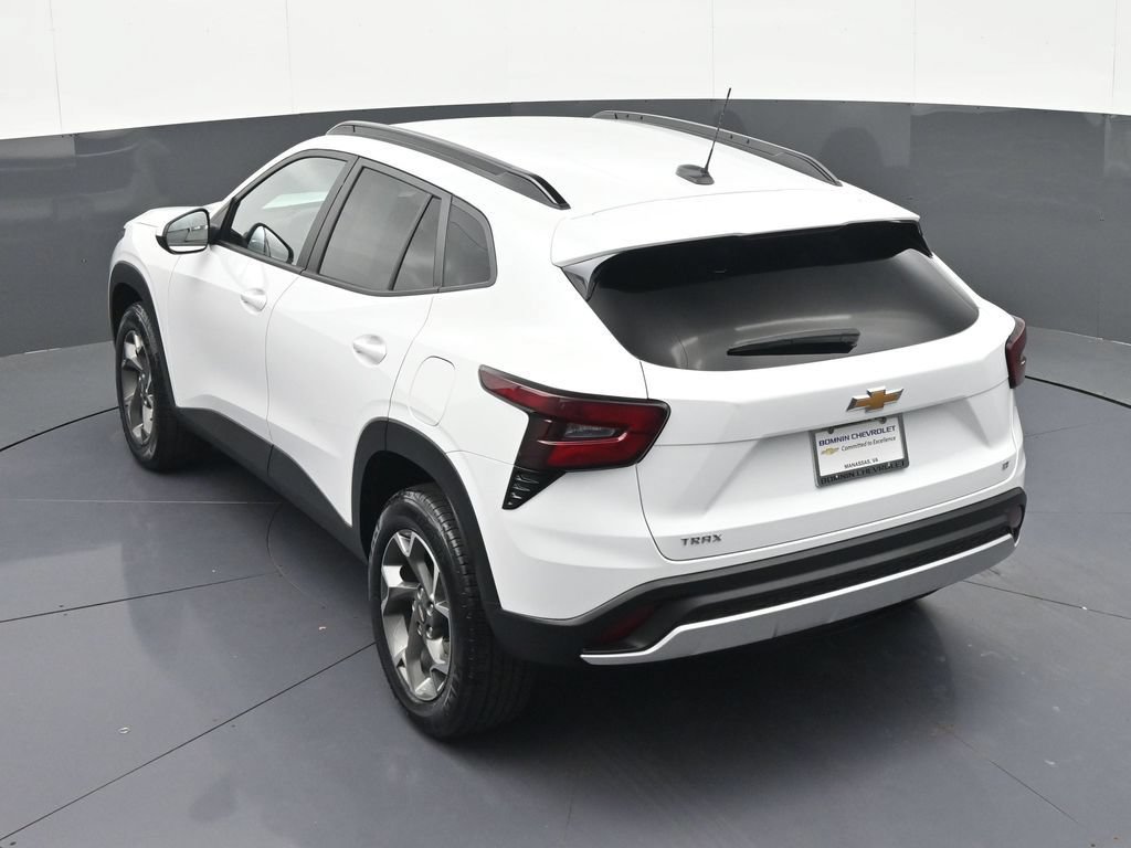 Certified 2025 Chevrolet Trax LT FWD image 23