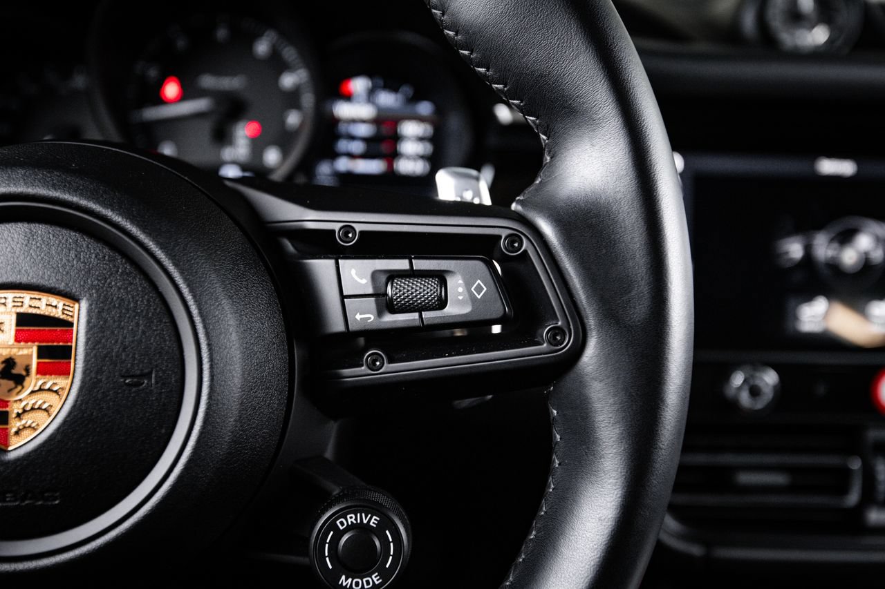 Certified 2023 Porsche Macan Turbo AWD/4WD image 16