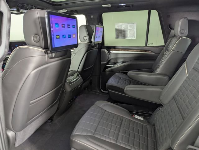 Used 2025 Cadillac Escalade Premium Luxury Platinum AWD/4WD image 23