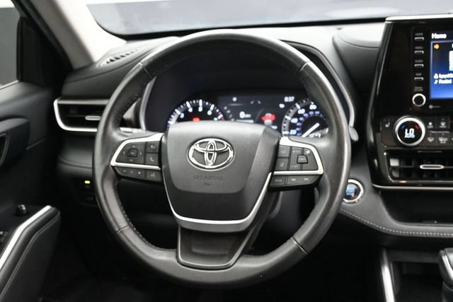 Used 2022 Toyota Highlander XLE AWD/4WD image 16