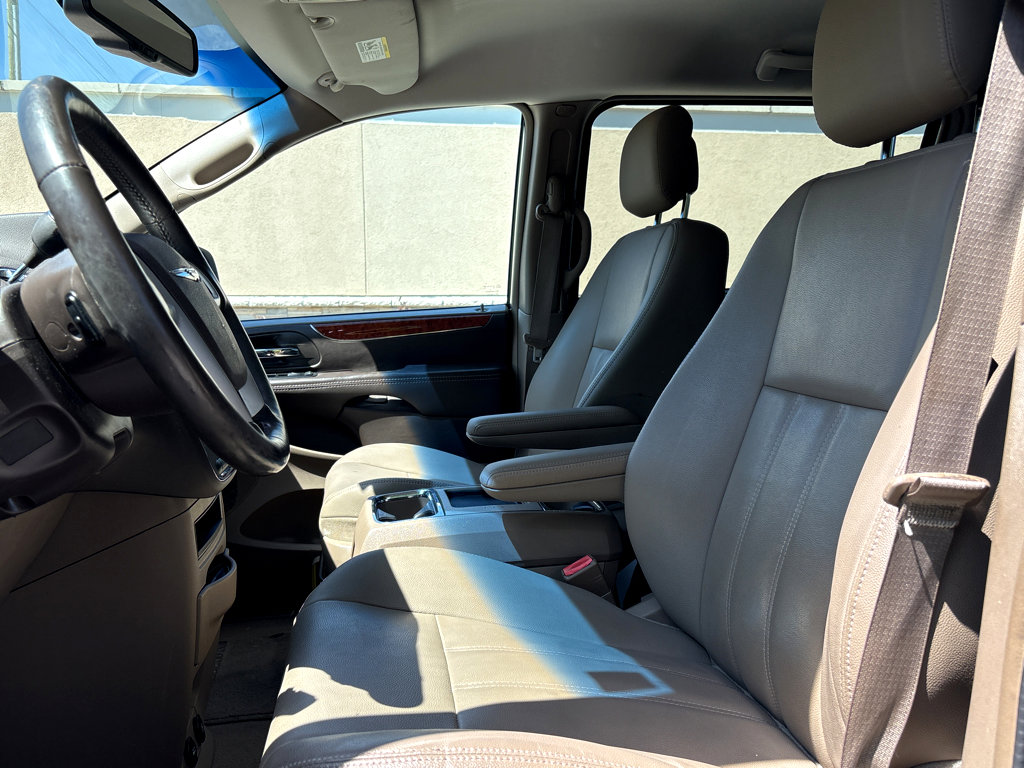Used 2015 Chrysler Town & Country Touring w/ Driver Convenience Group FWD image 10