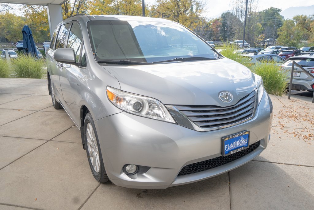 Used 2017 Toyota Sienna XLE Premium image 2