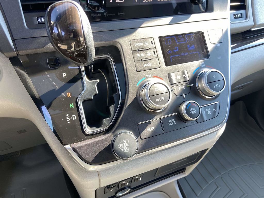 Used 2016 Toyota Sienna XLE FWD image 25