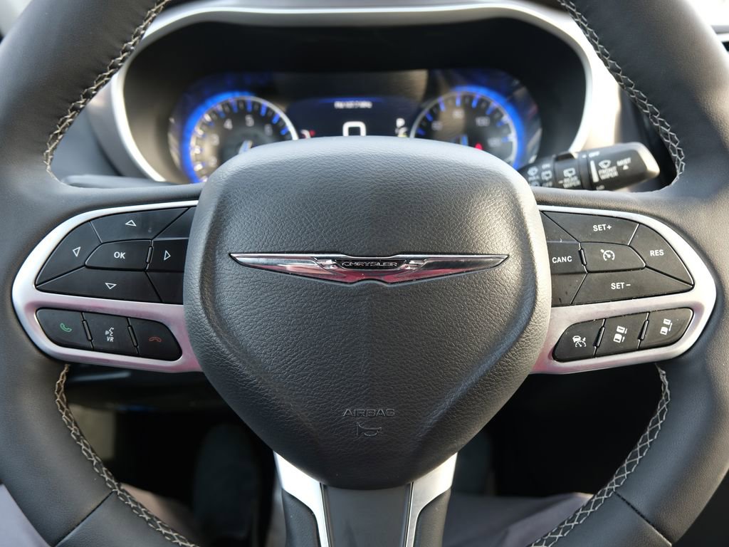 Used 2025 Chrysler Pacifica Select image 6