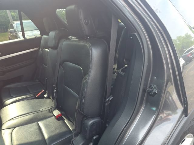 Used 2016 Ford Explorer XLT w/ Equipment Group 202A AWD/4WD image 15