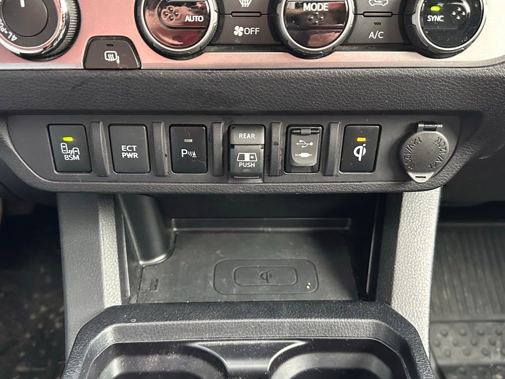 Used 2018 Toyota Tacoma Limited image 32