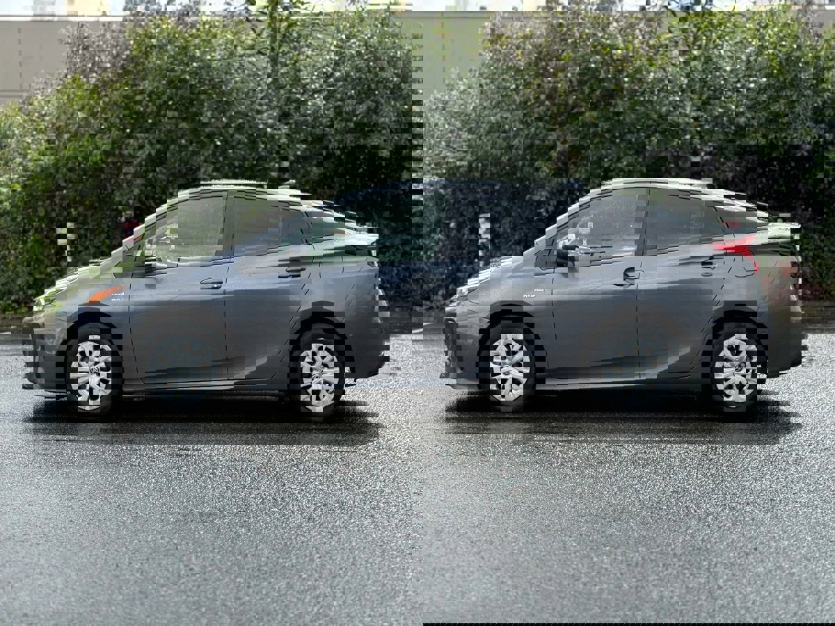 Used 2021 Toyota Prius LE w/ Carpet Mat Package (TMS) FWD image 6