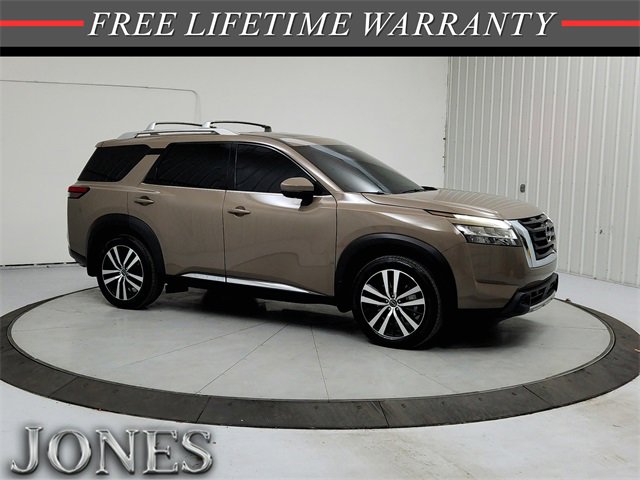 Used 2024 Nissan Pathfinder Platinum w/ Cargo Package image 1
