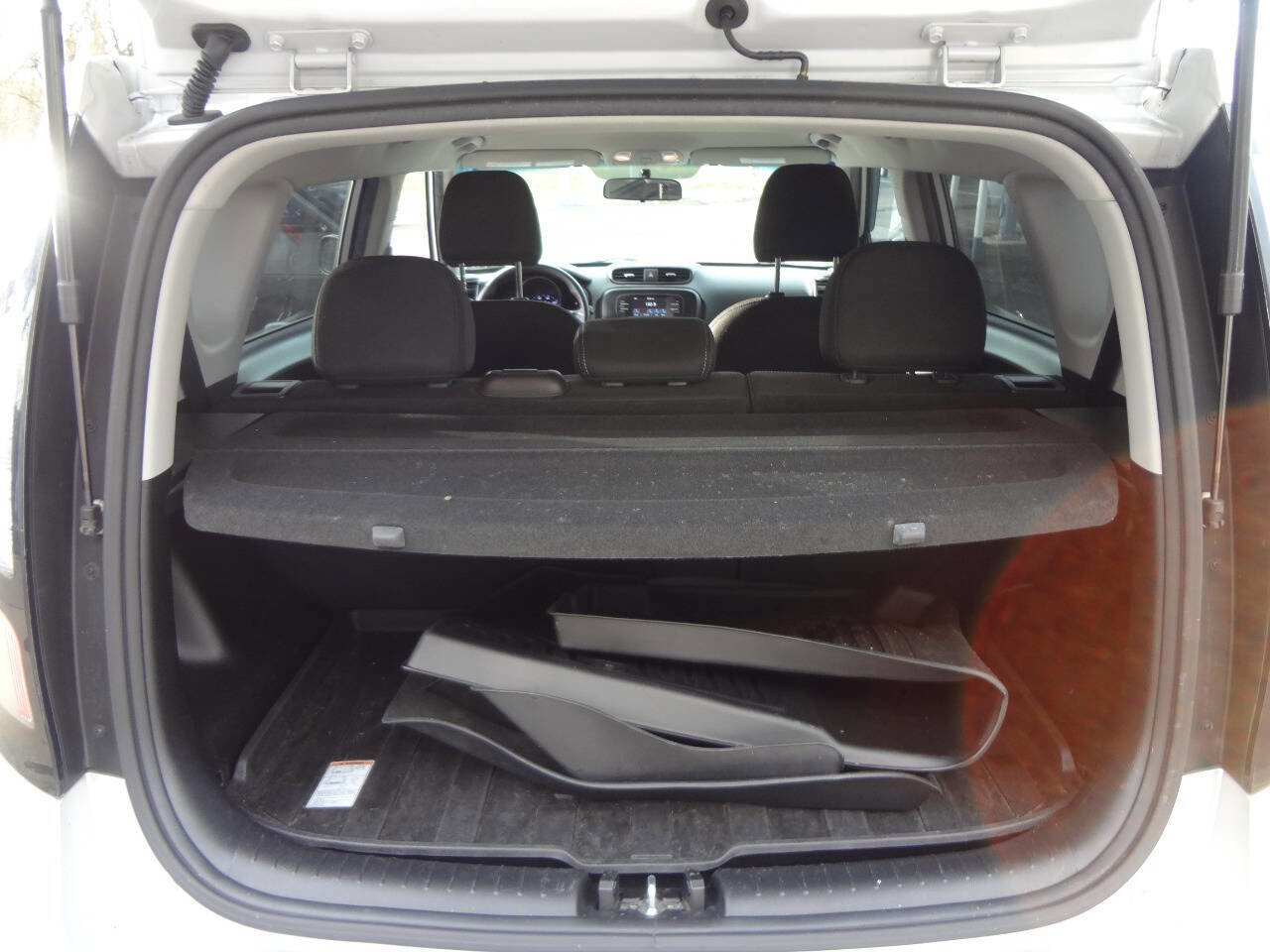 Used 2017 Kia Soul + image 10