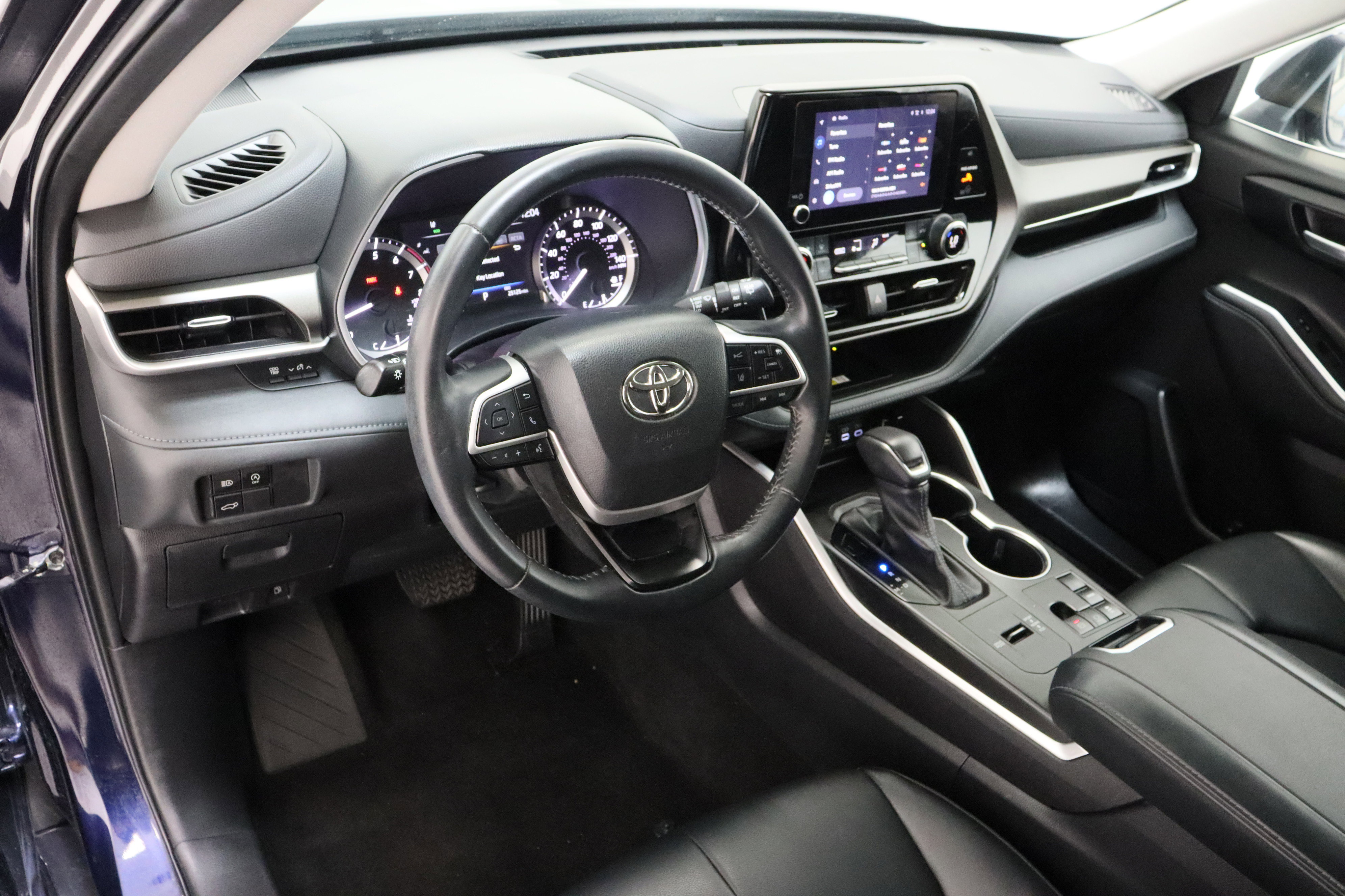 Used 2023 Toyota Highlander XLE image 13