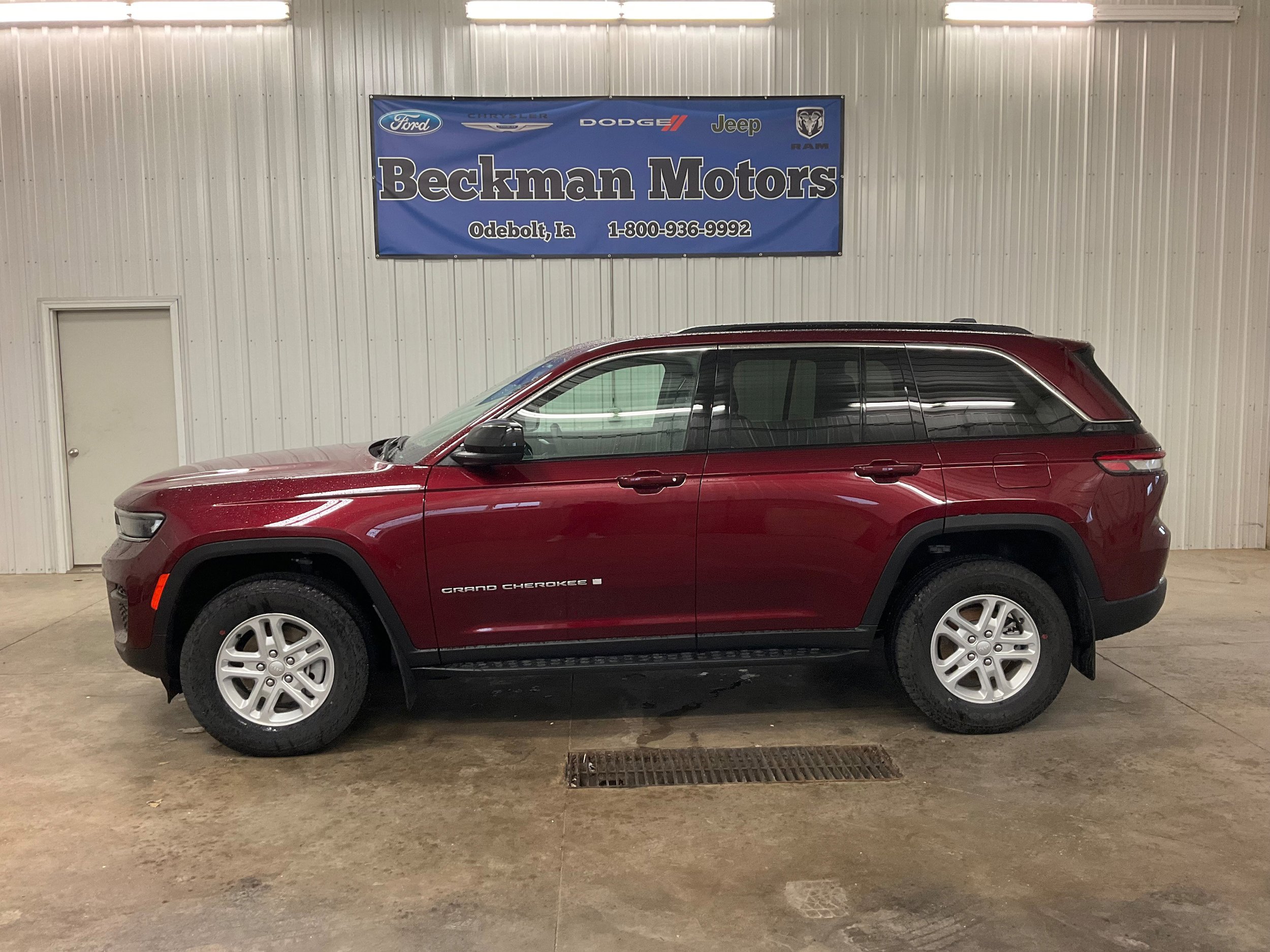 Used 2024 Jeep Grand Cherokee Laredo AWD/4WD image 2
