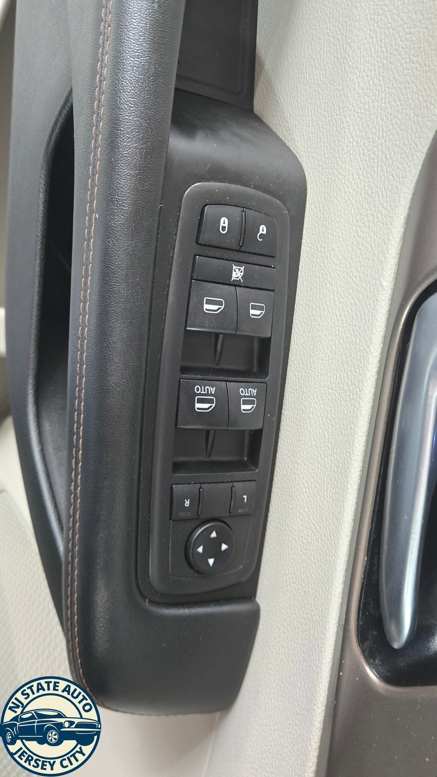 Used 2019 Chrysler Pacifica Touring Plus w/ Tire & Wheel Group FWD image 22