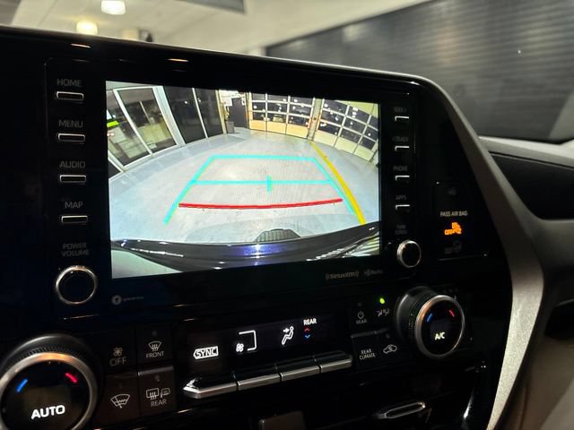 Used 2020 Toyota Highlander XLE AWD/4WD image 21
