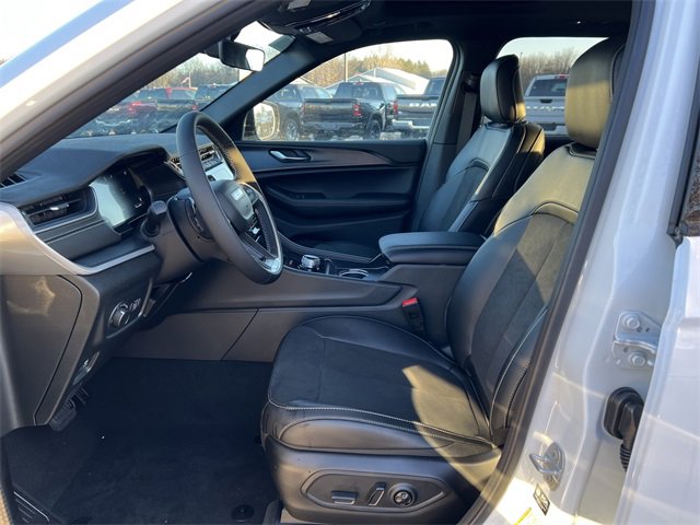 New 2025 Jeep Grand Cherokee Altitude image 4