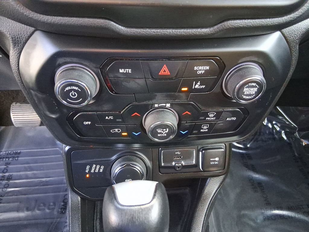 Used 2023 Jeep Renegade Latitude AWD/4WD image 17