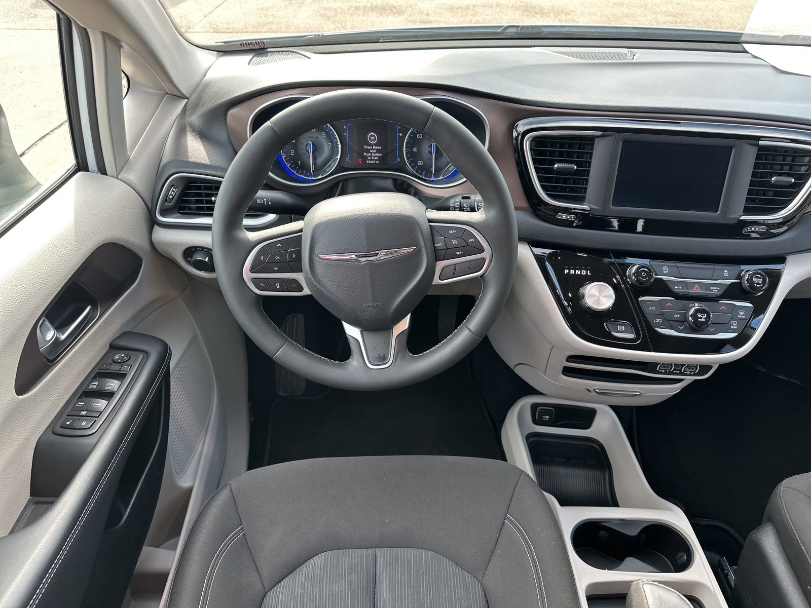 Used 2023 Chrysler Voyager LX image 10