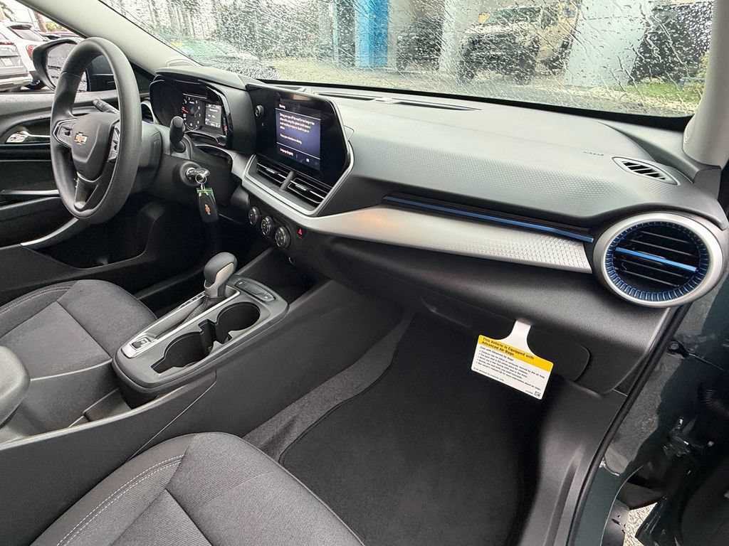 Used 2025 Chevrolet Trax LS w/ LS Convenience Package FWD image 17