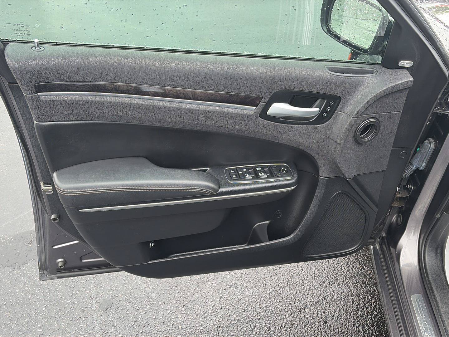 Used 2017 Chrysler 300 C RWD image 9