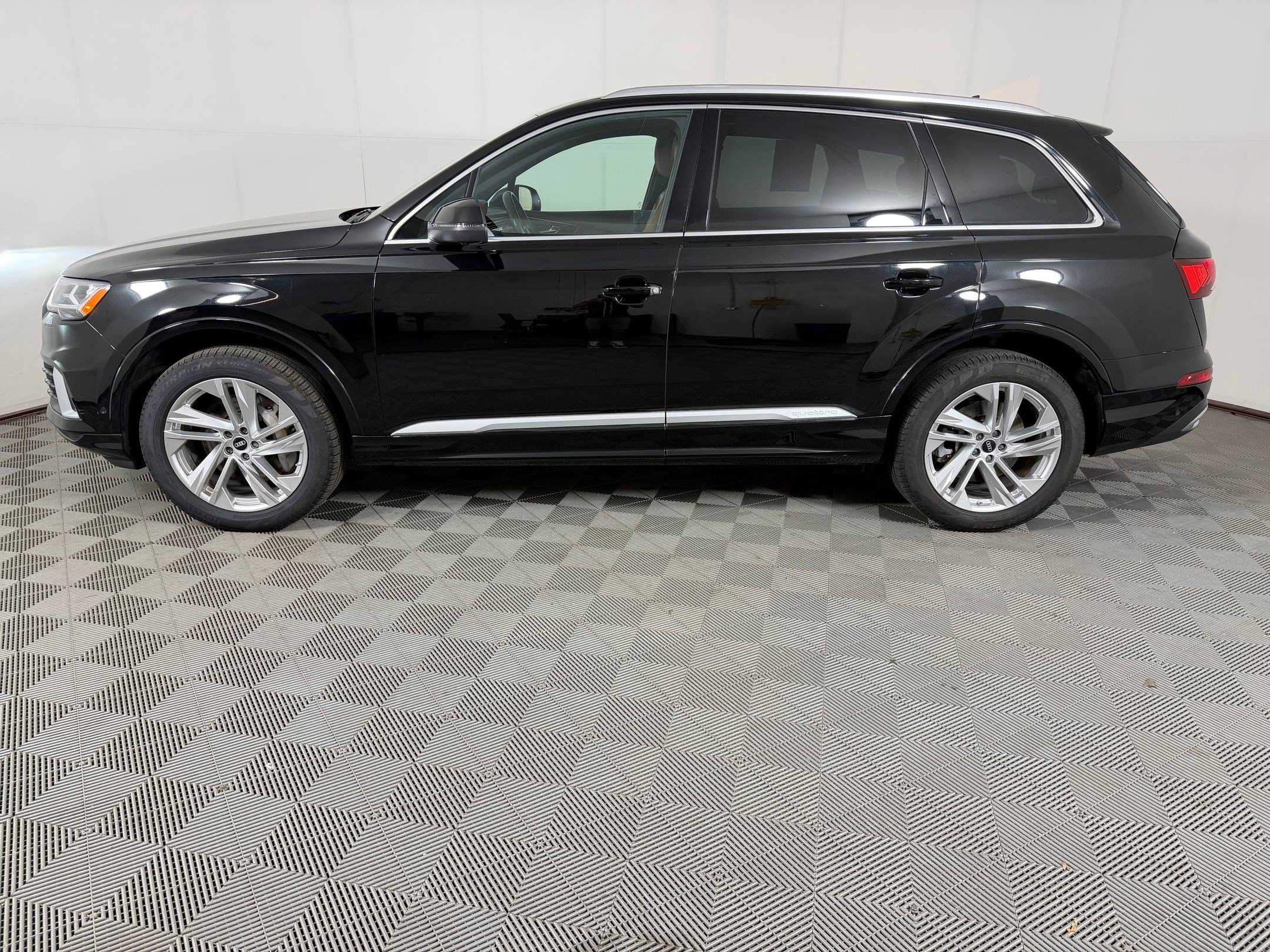 Used 2023 Audi Q7 2.0T Premium w/ Convenience Package AWD/4WD image 2