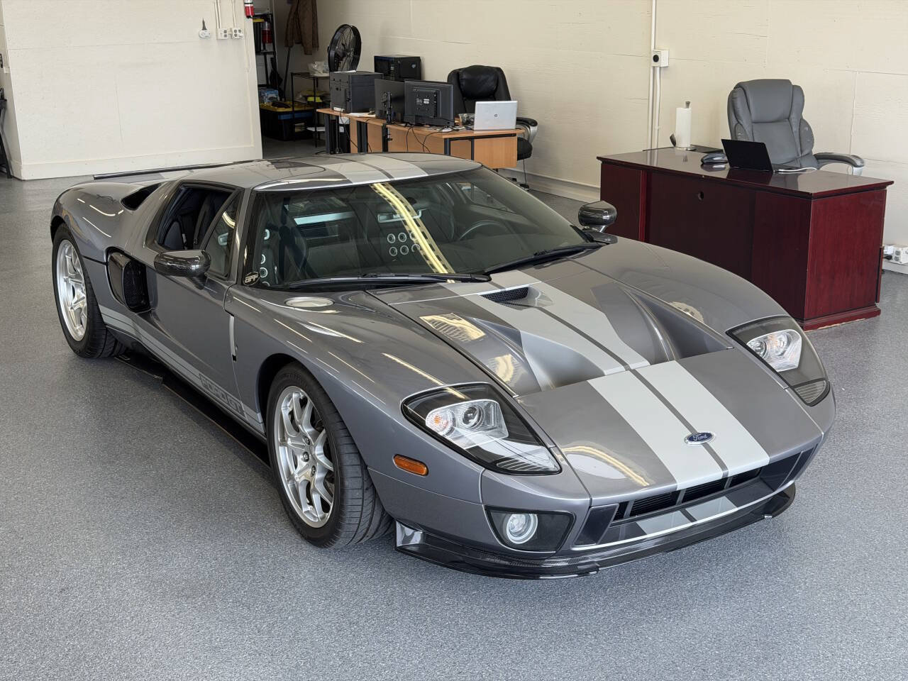 Used 2006 Ford GT RWD image 8