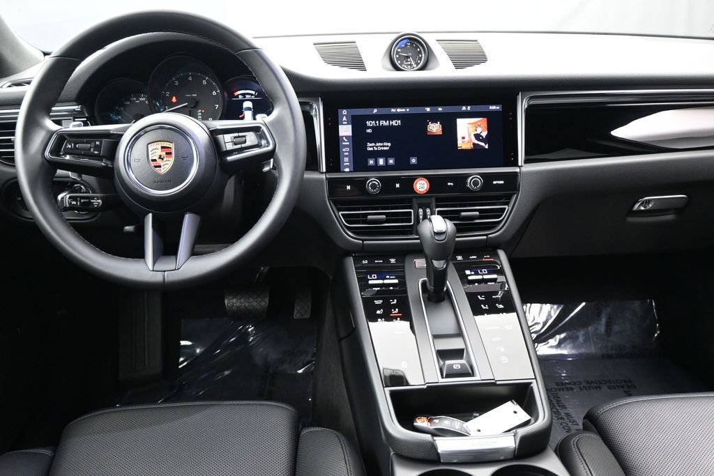 Used 2025 Porsche Macan AWD/4WD image 8