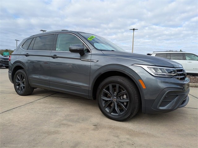 Used 2024 Volkswagen Tiguan SE image 2