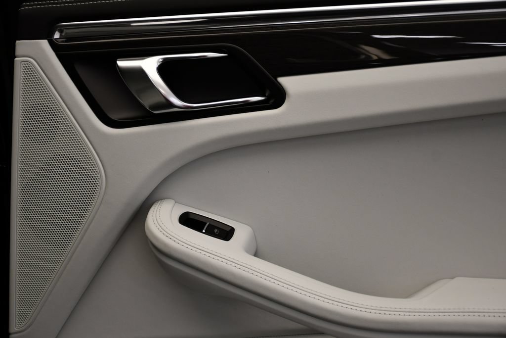 Certified 2026 Porsche Macan Turbo AWD/4WD image 53