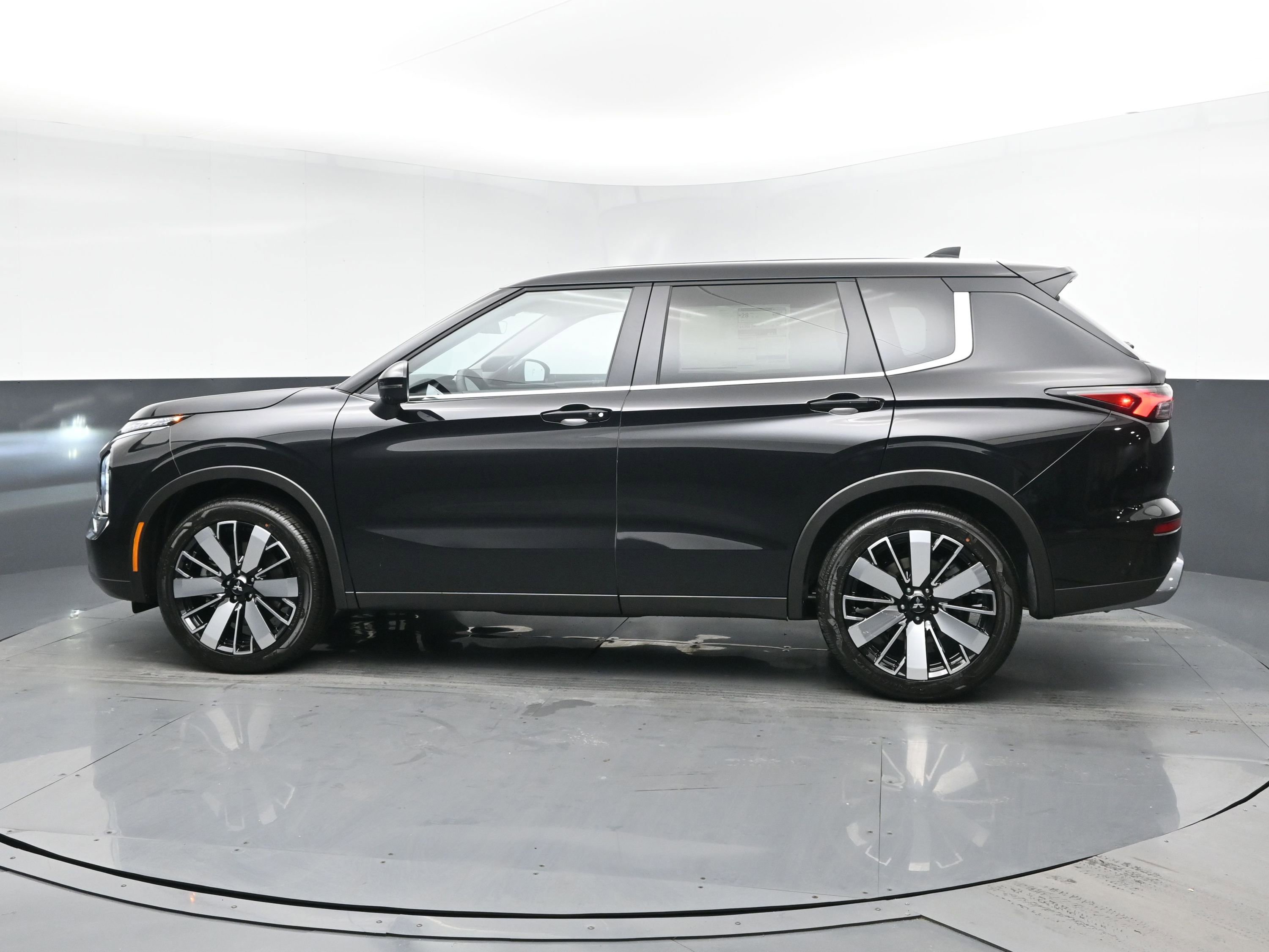 New 2026 Mitsubishi Outlander LE image 4