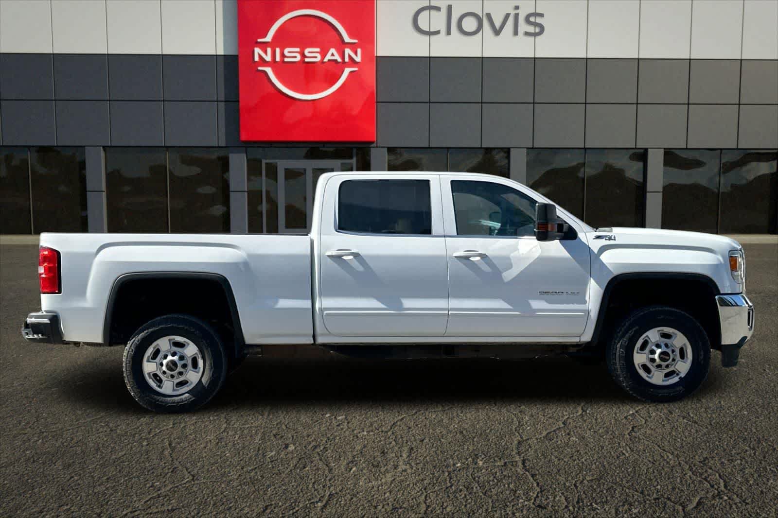 Used 2016 GMC Sierra 2500 SLE w/ SLE Preferred Package AWD/4WD image 9