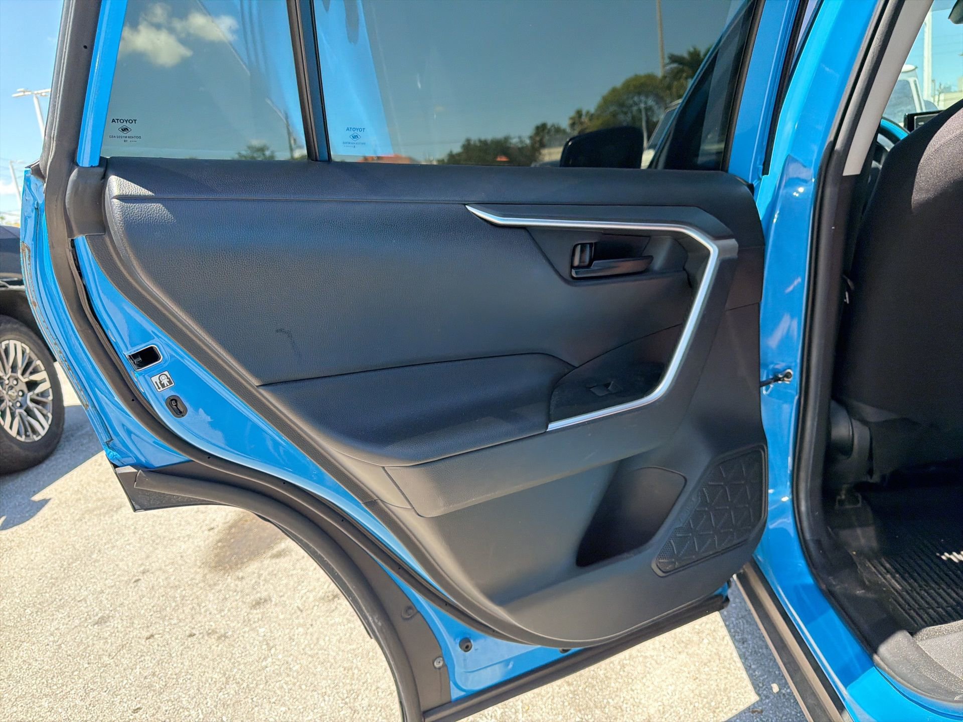 Used 2019 Toyota RAV4 LE FWD image 15