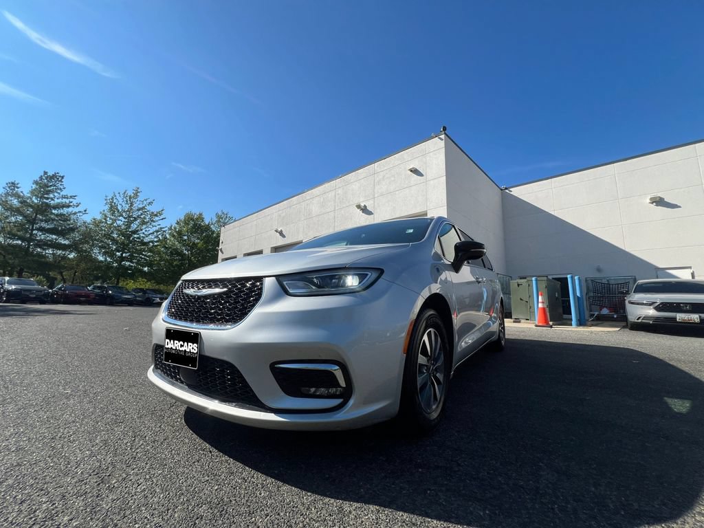 Used 2024 Chrysler Pacifica Limited FWD image 32