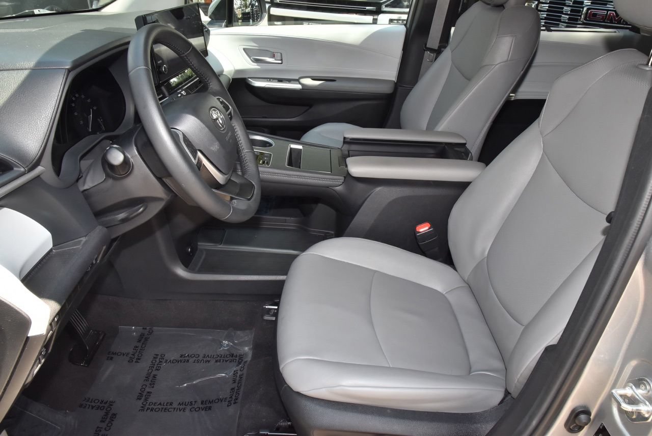 Used 2025 Toyota Sienna XLE FWD image 13