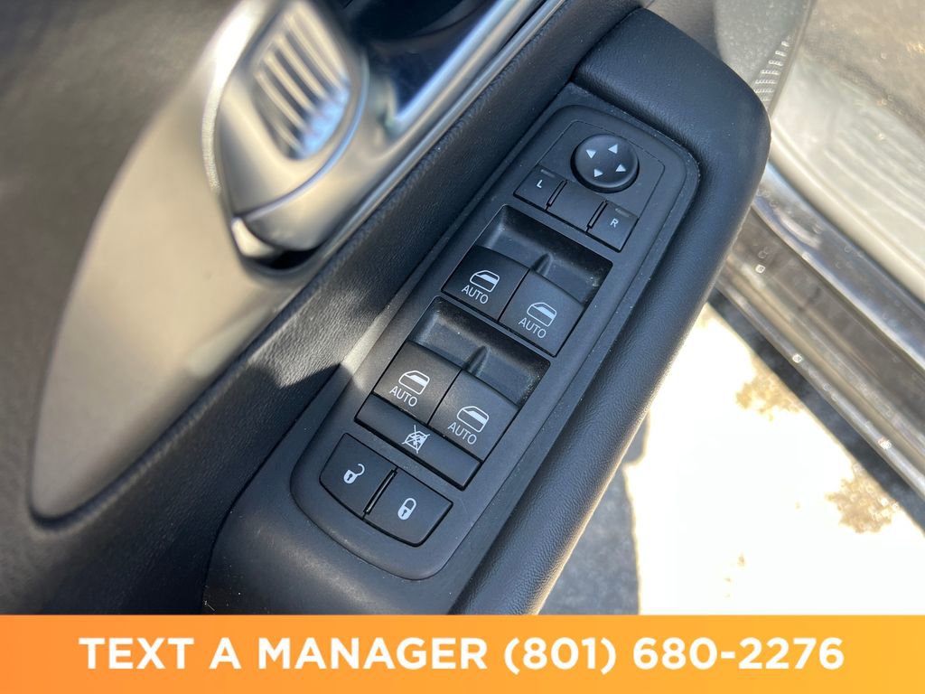 Used 2025 Chrysler Pacifica Select FWD image 15