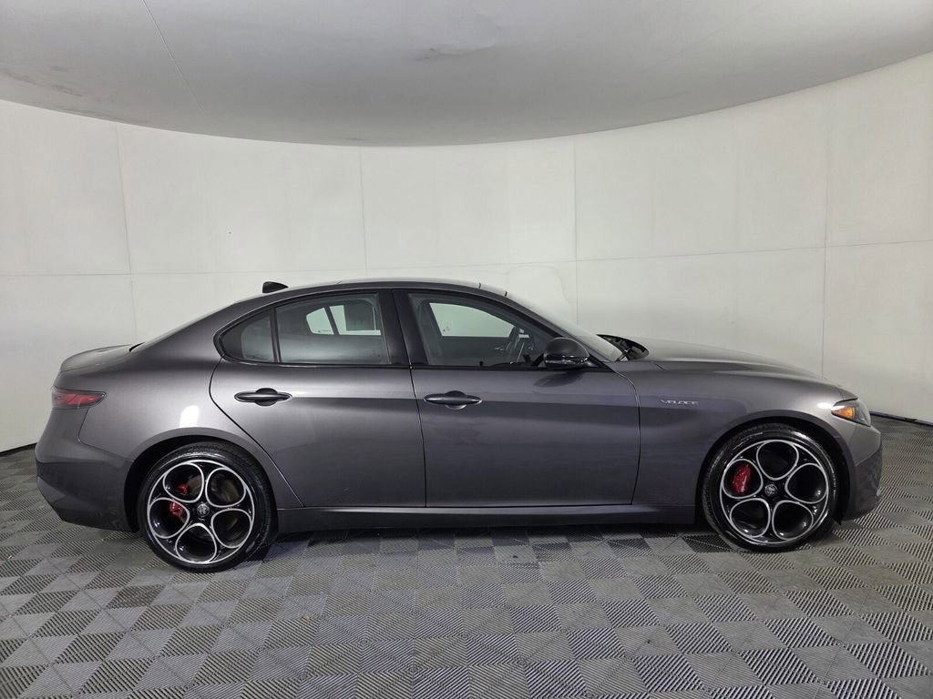 Used 2024 Alfa Romeo Giulia Veloce image 5