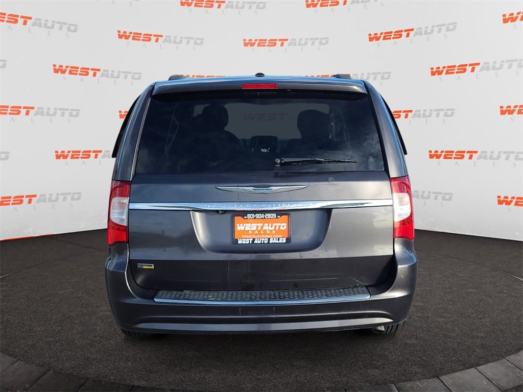 Used 2015 Chrysler Town & Country Touring image 4