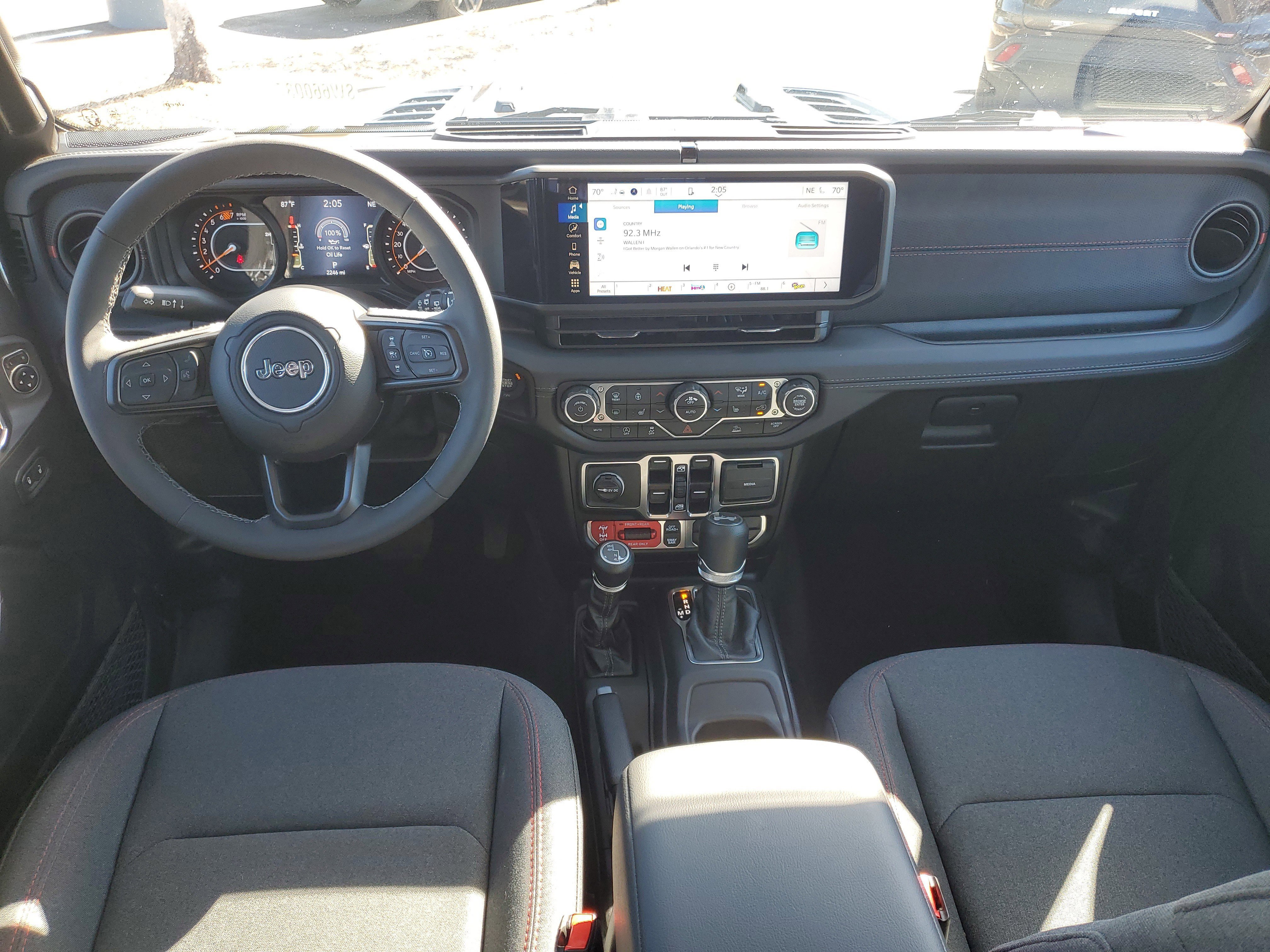 Used 2025 Jeep Wrangler Unlimited Rubicon w/ Convenience Group AWD/4WD image 13