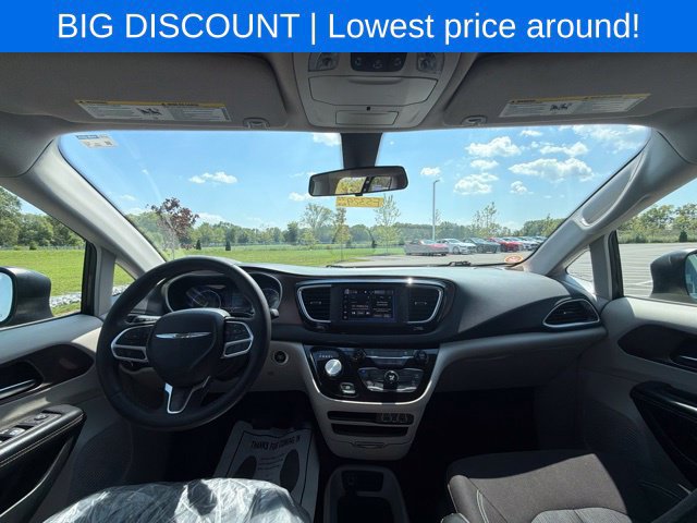 Used 2022 Chrysler Voyager LX FWD image 23