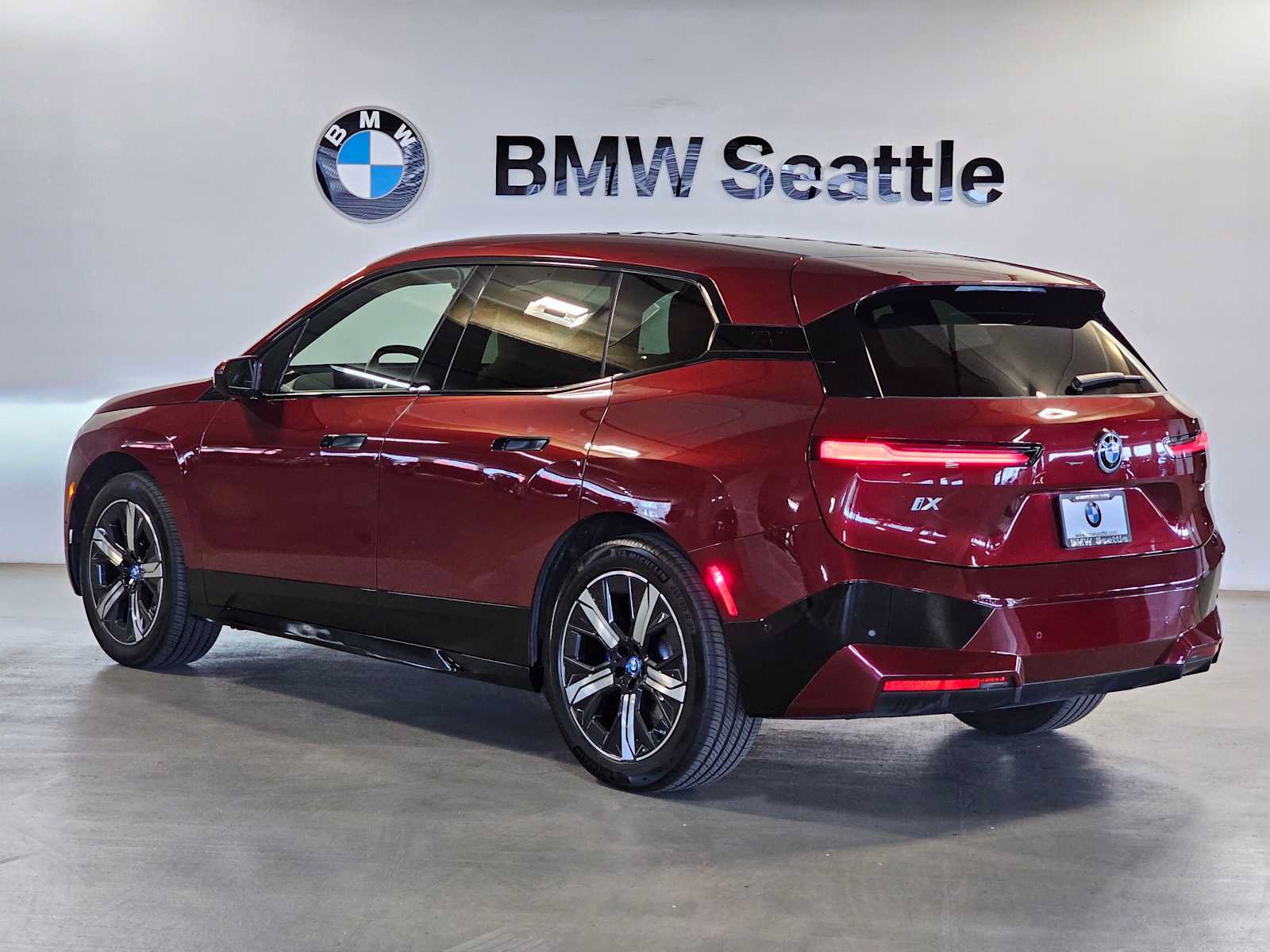 Used 2024 BMW iX xDrive50 w/ Premium Package AWD/4WD image 4