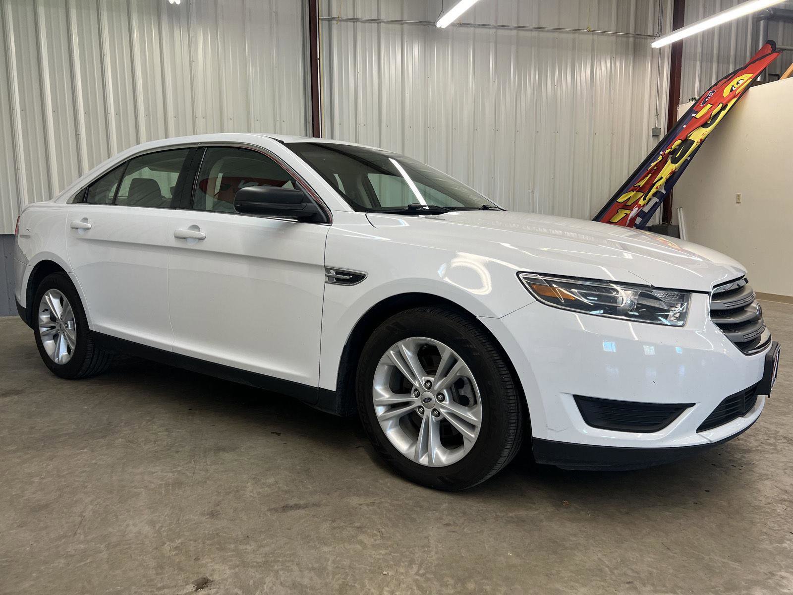 Used 2019 Ford Taurus SE image 9