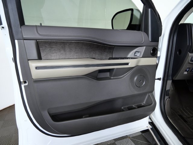 Used 2018 Ford Expedition Limited w/ Equipment Group 301A AWD/4WD image 18