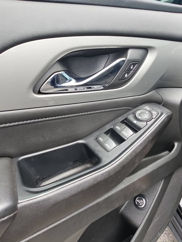 Used 2023 Chevrolet Traverse LT FWD image 11