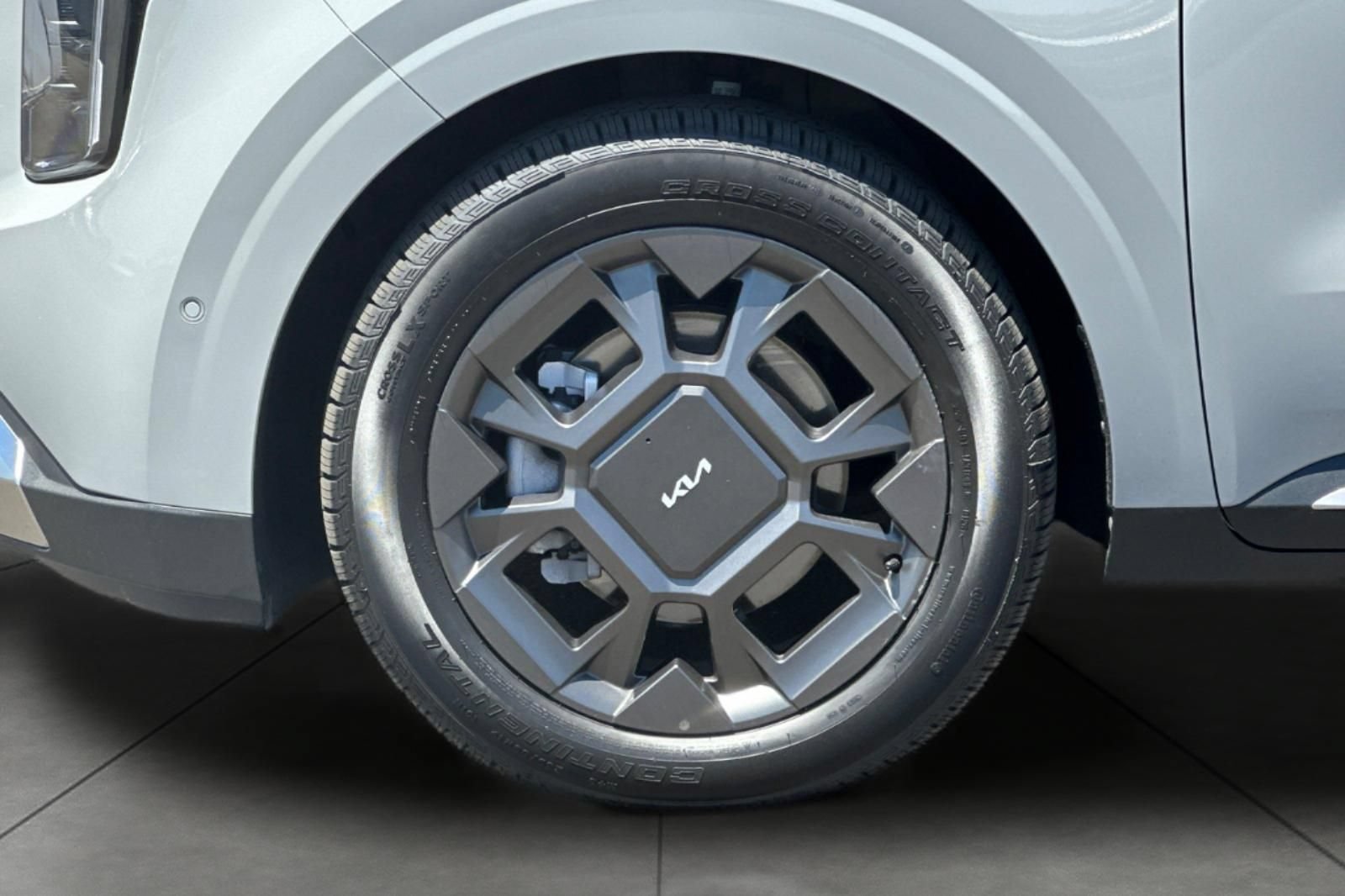 Certified 2025 Kia Carnival SX FWD image 32