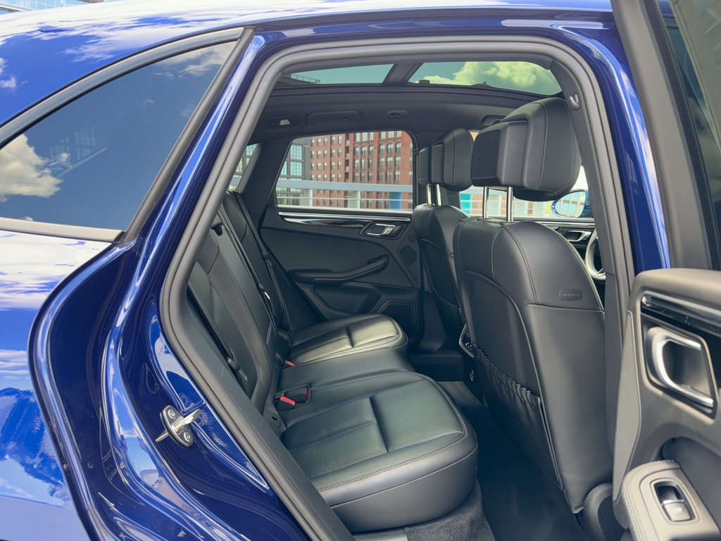 Certified 2024 Porsche Macan AWD/4WD image 29
